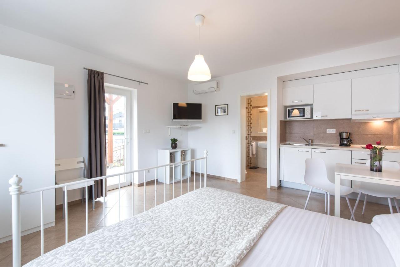 Apartmani Laura Krk Krk Town Exterior foto
