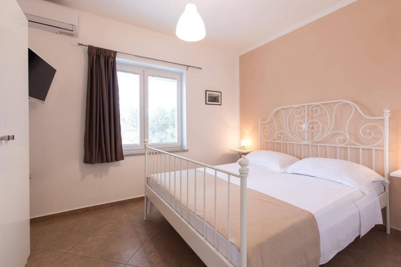 Apartmani Laura Krk Krk Town Exterior foto