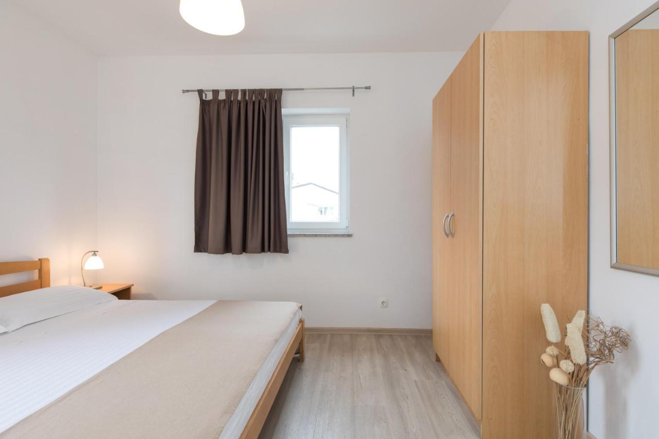 Apartmani Laura Krk Krk Town Exterior foto