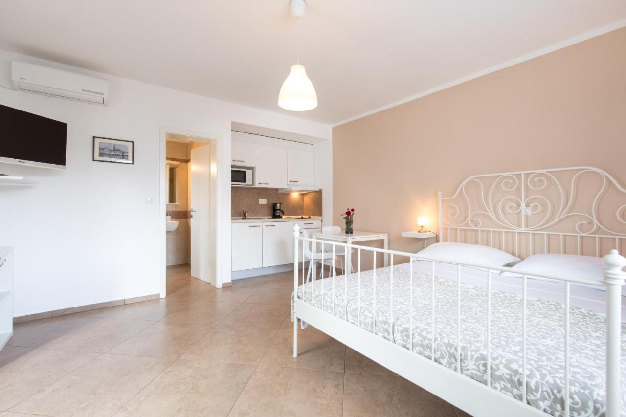 Apartmani Laura Krk Krk Town Exterior foto