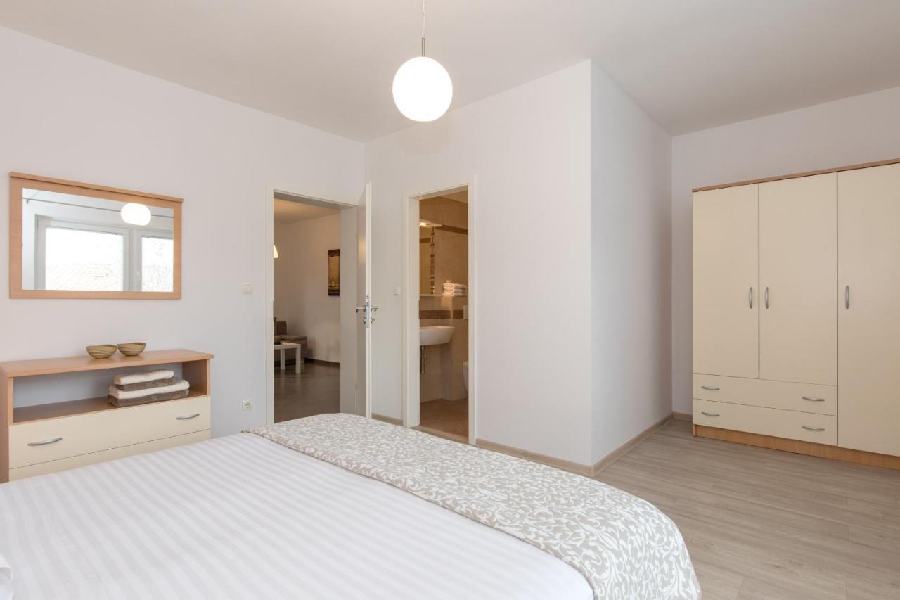 Apartmani Laura Krk Krk Town Exterior foto