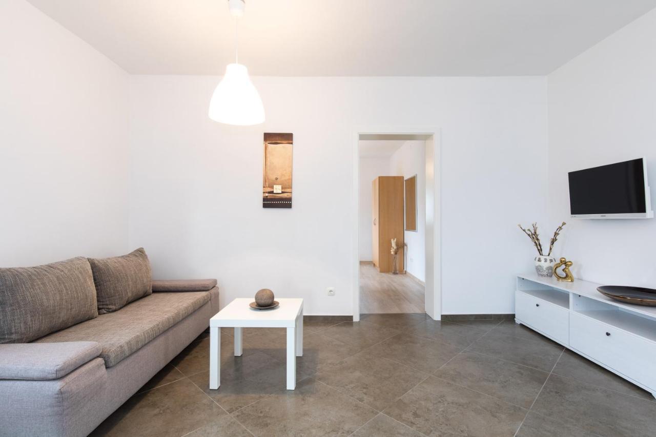 Apartmani Laura Krk Krk Town Exterior foto