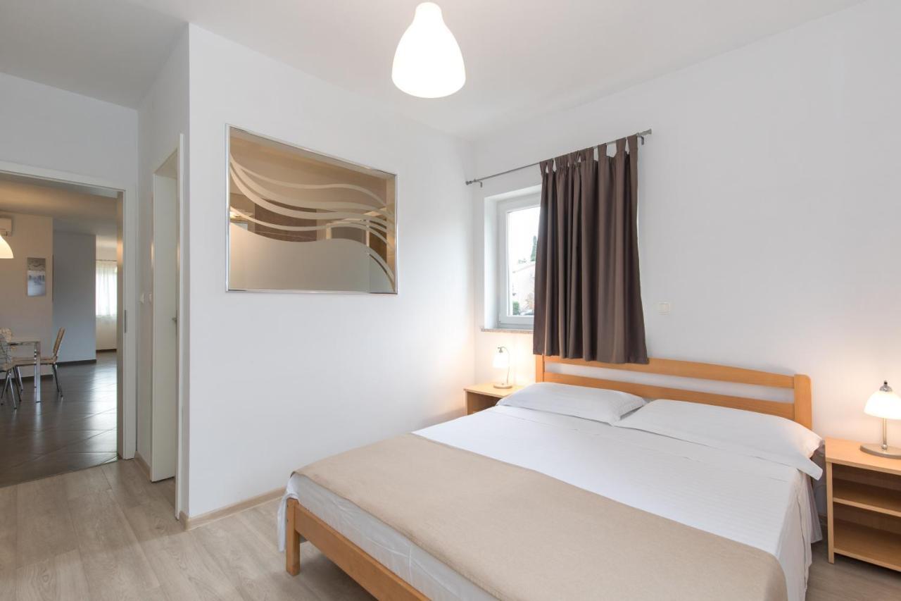 Apartmani Laura Krk Krk Town Exterior foto