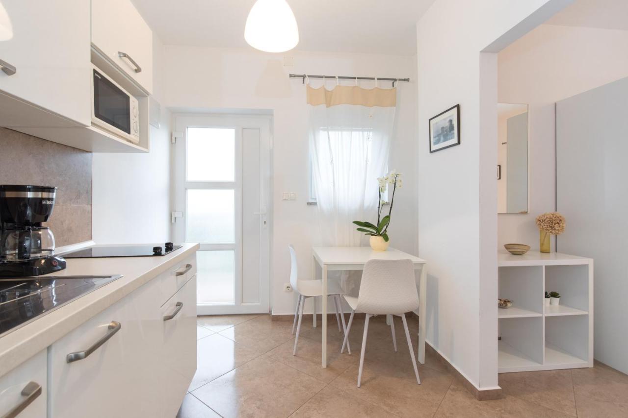 Apartmani Laura Krk Krk Town Exterior foto