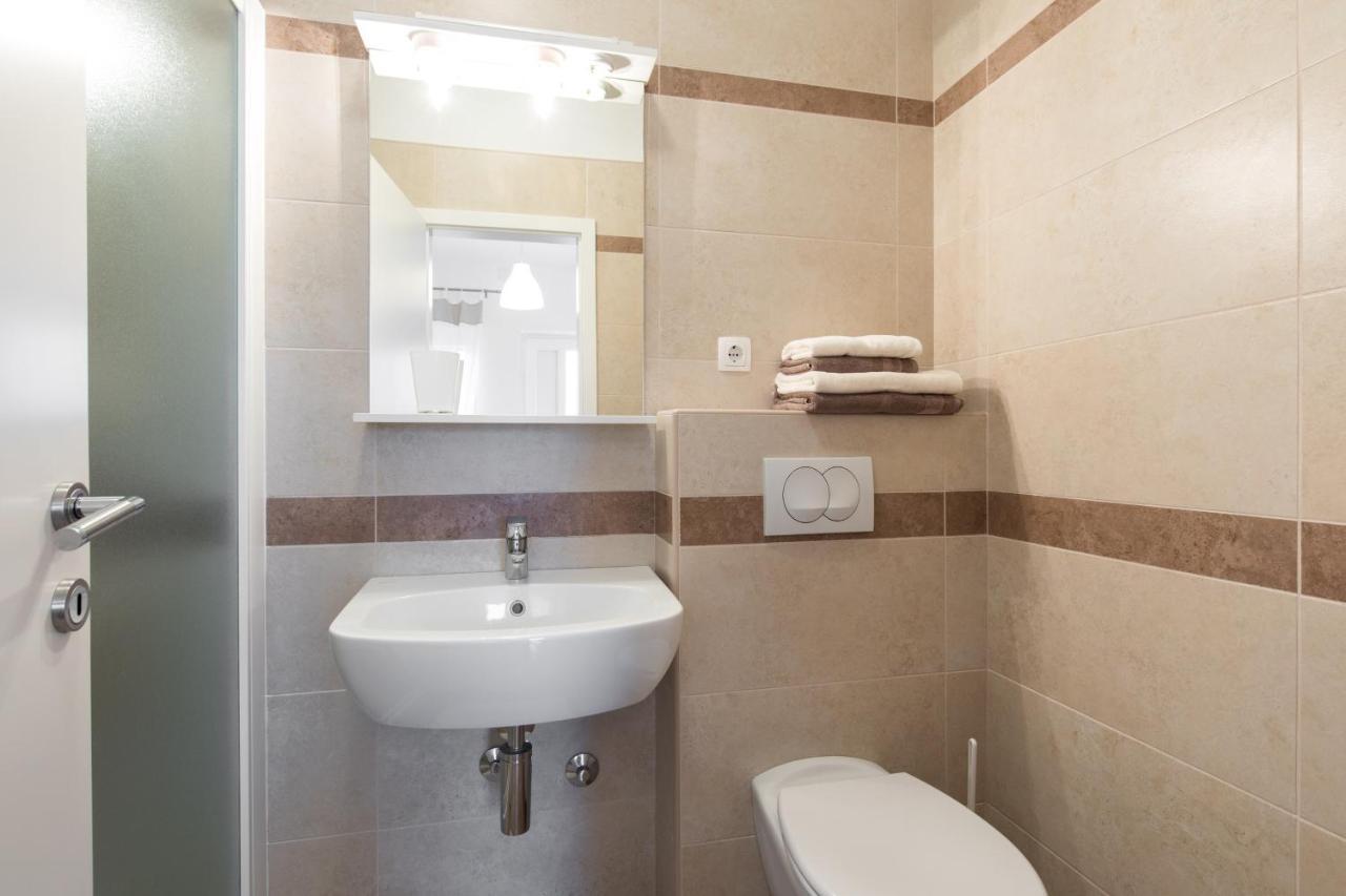 Apartmani Laura Krk Krk Town Exterior foto
