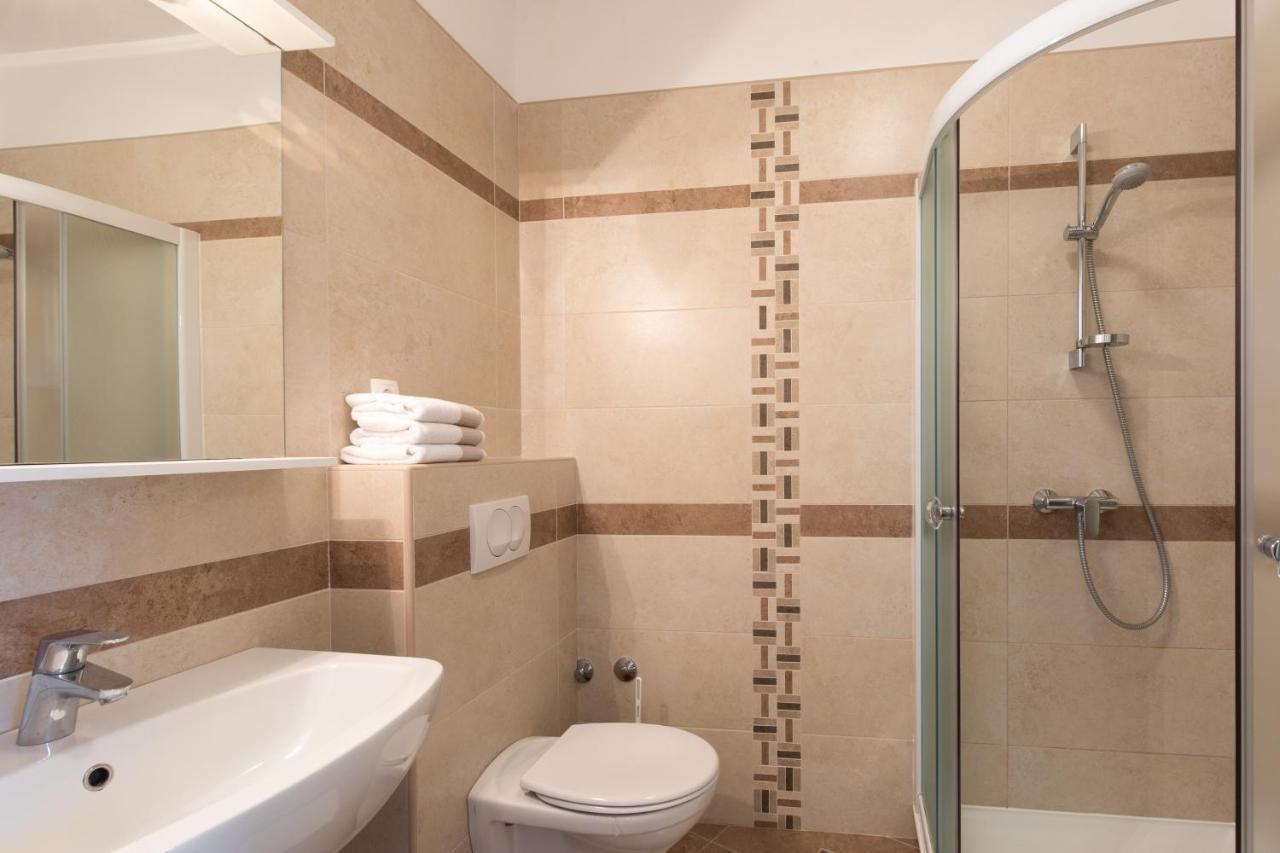 Apartmani Laura Krk Krk Town Exterior foto