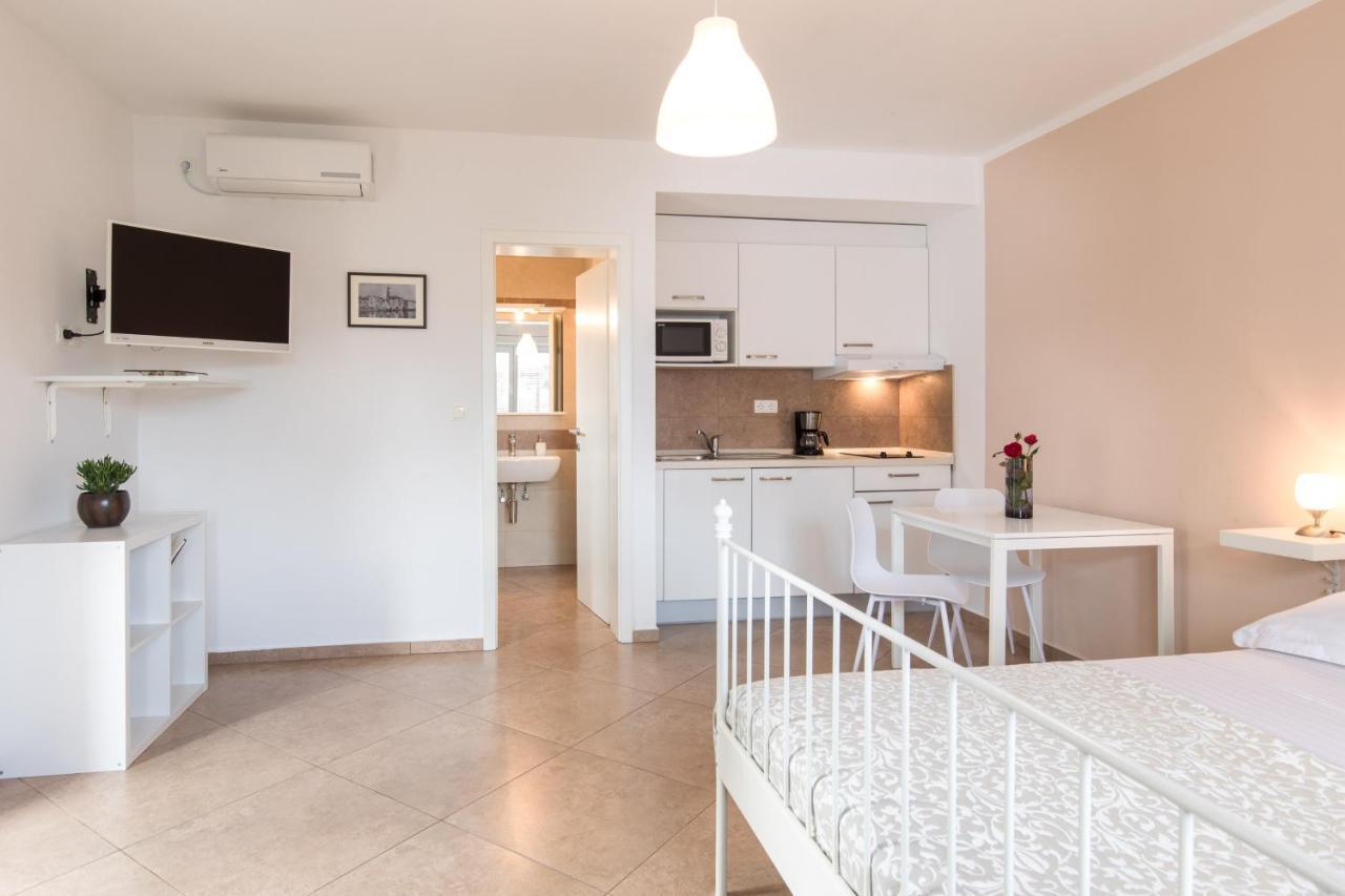 Apartmani Laura Krk Krk Town Exterior foto