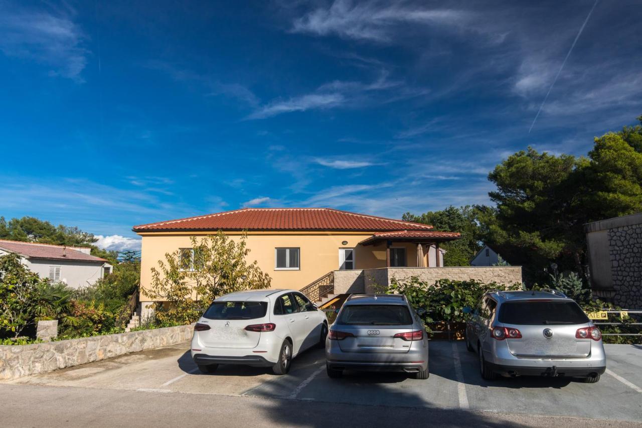 Apartmani Laura Krk Krk Town Exterior foto