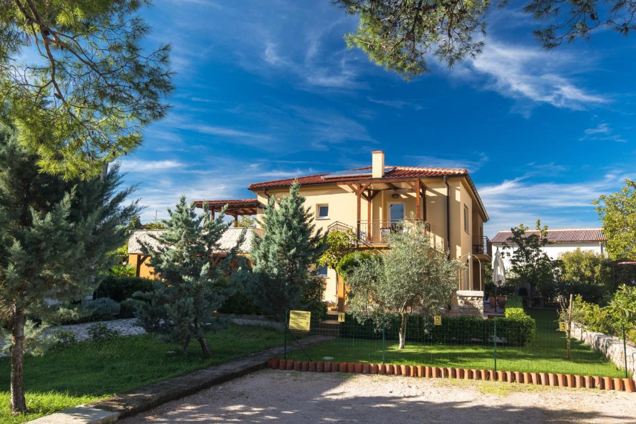 Apartmani Laura Krk Krk Town Exterior foto