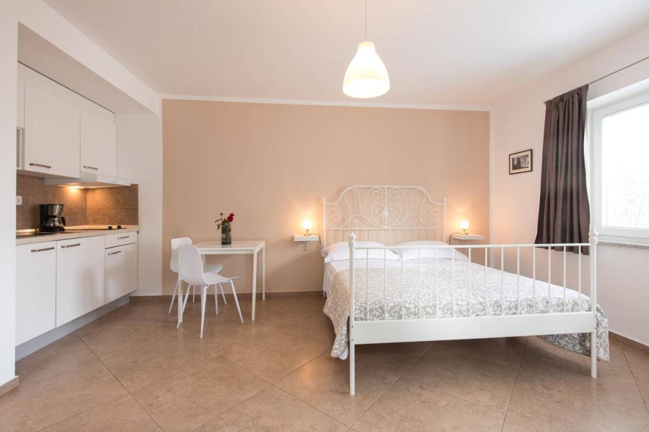 Apartmani Laura Krk Krk Town Exterior foto