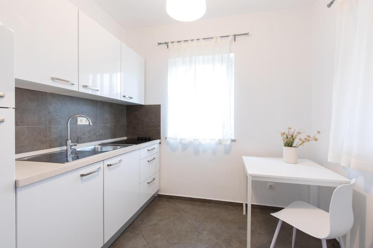 Apartmani Laura Krk Krk Town Exterior foto